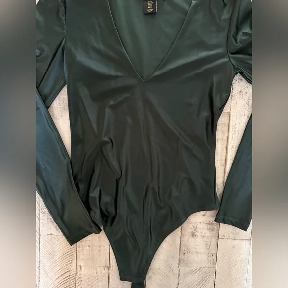 House of Harlow Emerald Green Long Sleeve V-Neck Bodysuit Size XS - Picture 2 of 5